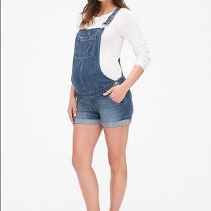 Gap Maternity Short Overalls. EUC, size small